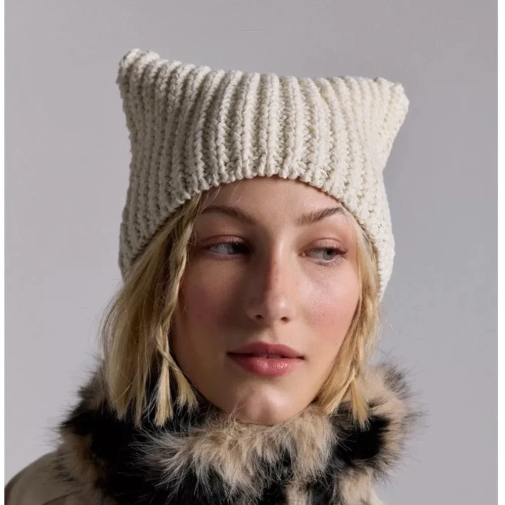 Urban Outfitters Cream Cotton Chunky Ribbed Beanie Hat Square Top